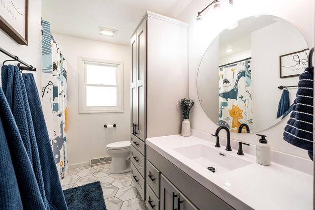 3615 W Barnard AVENUE, Greenfield, WI 53221