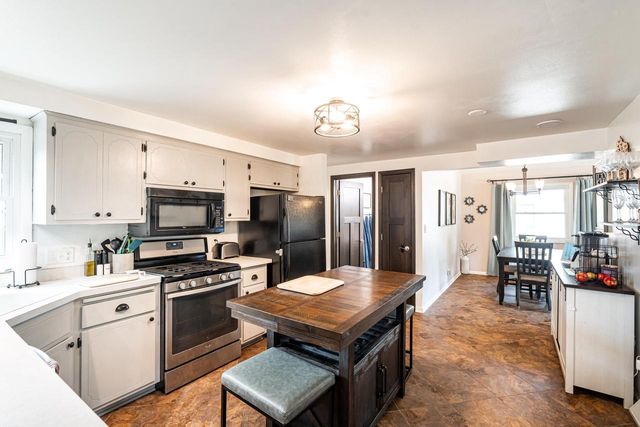 3615 W Barnard AVENUE, Greenfield, WI 53221