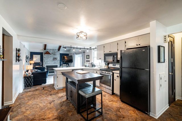 3615 W Barnard AVENUE, Greenfield, WI 53221