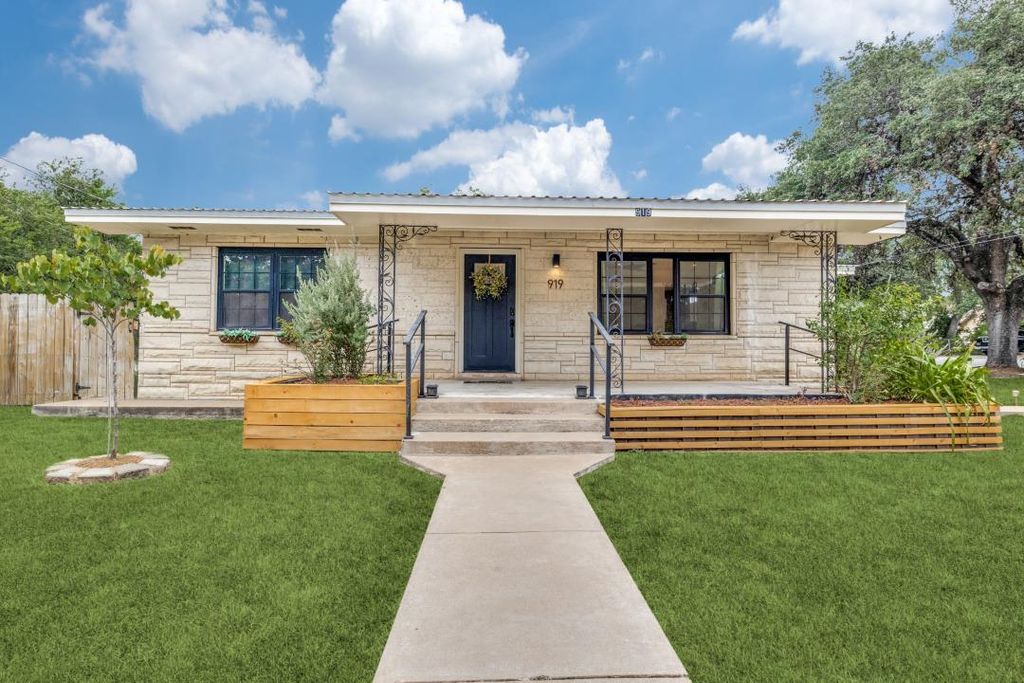 919 Main St ST, Blanco, TX 78606