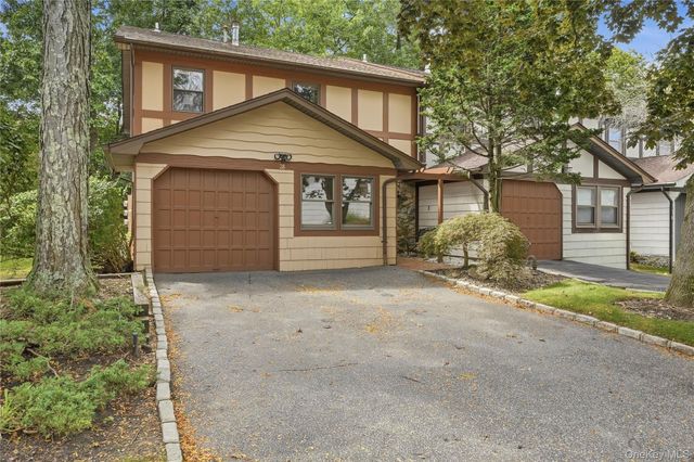28 Hampton Court, Woodbury, NY 11797