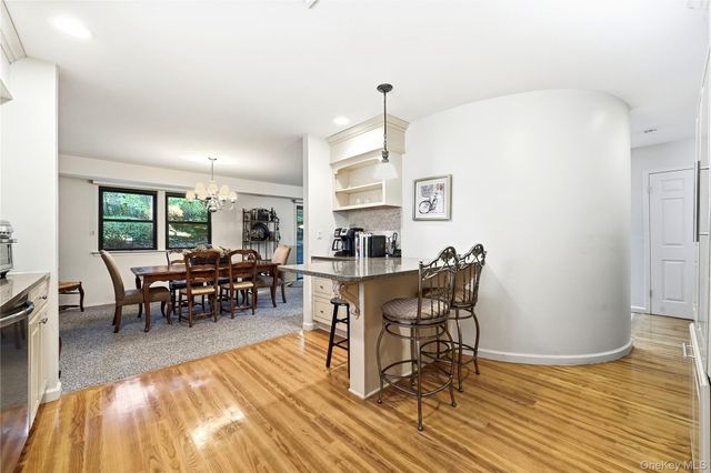 28 Hampton Court, Woodbury, NY 11797
