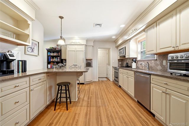 28 Hampton Court, Woodbury, NY 11797