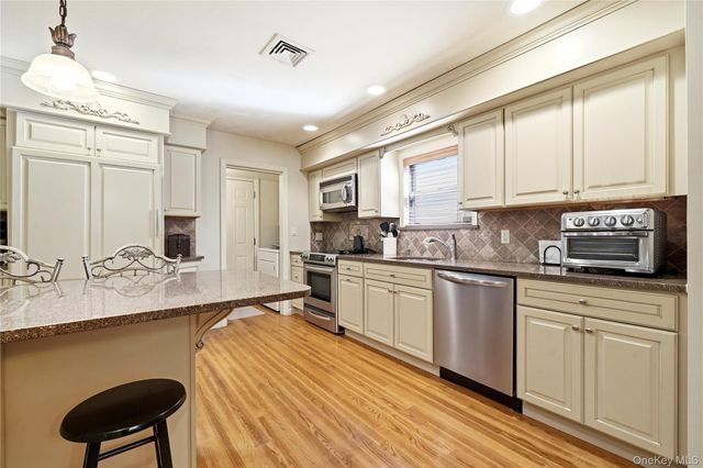 28 Hampton Court, Woodbury, NY 11797