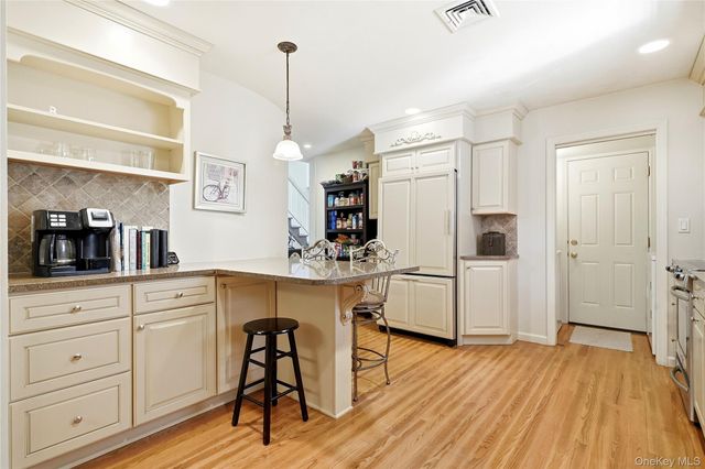 28 Hampton Court, Woodbury, NY 11797