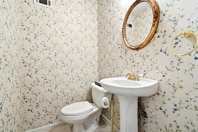 28 Hampton Court, Woodbury, NY 11797