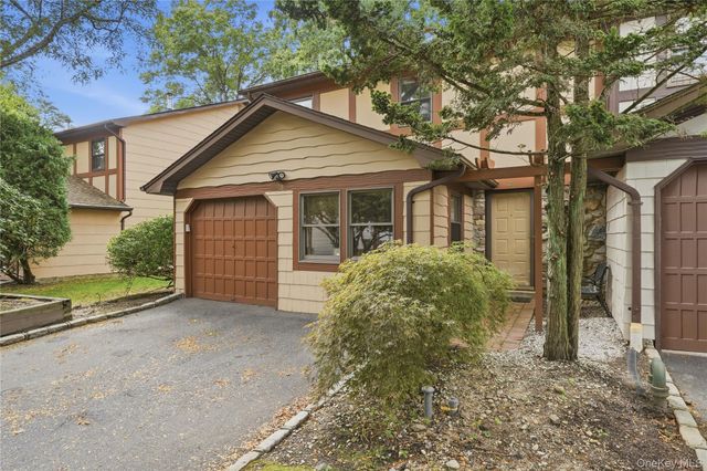 28 Hampton Court, Woodbury, NY 11797