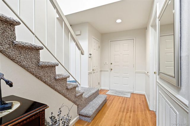 28 Hampton Court, Woodbury, NY 11797