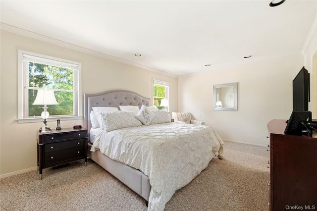 28 Hampton Court, Woodbury, NY 11797