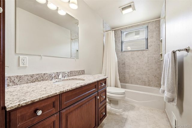 28 Hampton Court, Woodbury, NY 11797