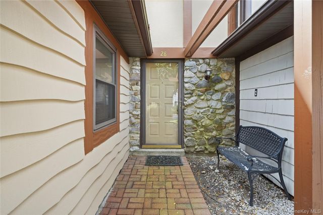 28 Hampton Court, Woodbury, NY 11797