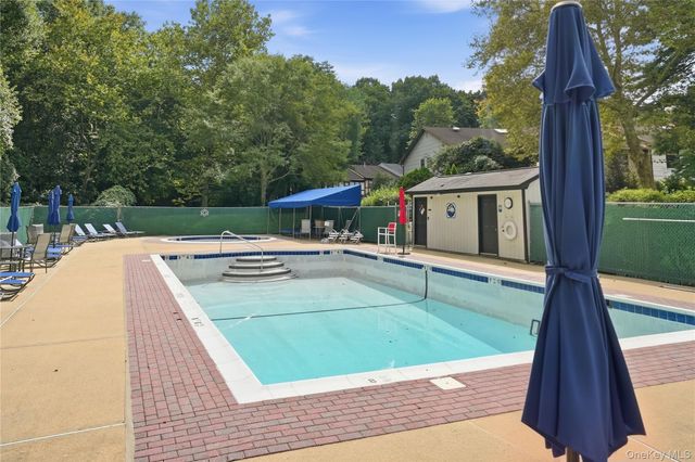 28 Hampton Court, Woodbury, NY 11797