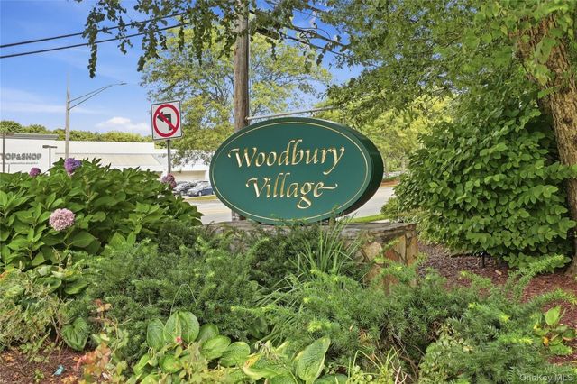 28 Hampton Court, Woodbury, NY 11797