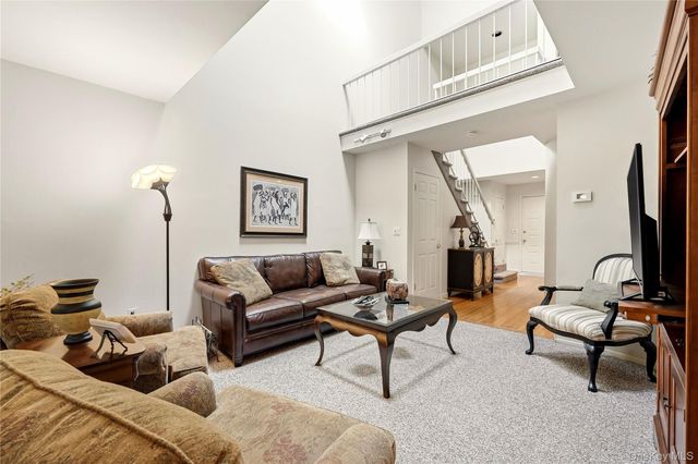 28 Hampton Court, Woodbury, NY 11797