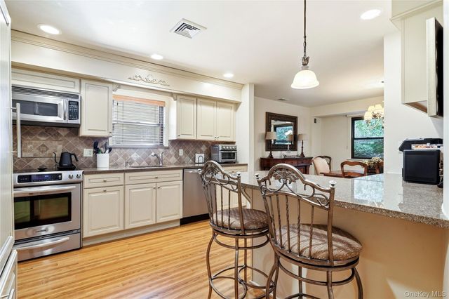 28 Hampton Court, Woodbury, NY 11797