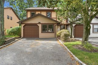 28 Hampton Court, Woodbury, NY 11797