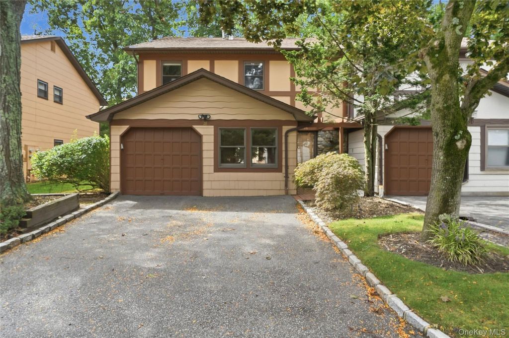 28 Hampton Court, Woodbury, NY 11797
