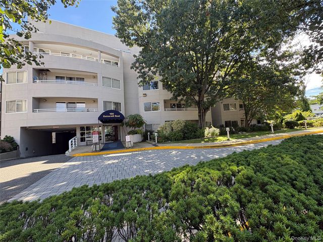 100 Cuttermill Road 3H, Great Neck, NY 11021