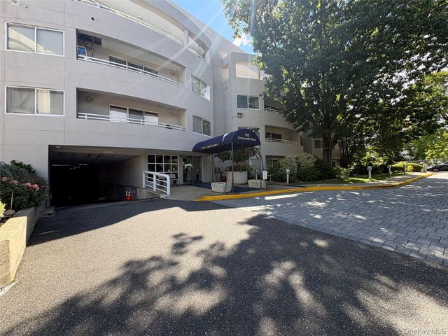 100 Cuttermill Road 3H, Great Neck, NY 11021