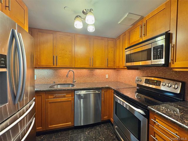 100 Cuttermill Road 3H, Great Neck, NY 11021