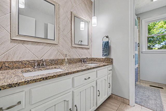 244 Lee Rd, Cottontown, TN 37048