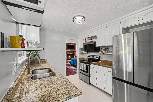 244 Lee Rd, Cottontown, TN 37048