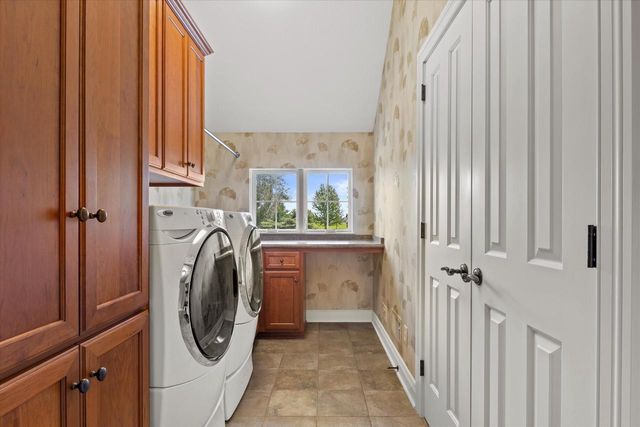 W358N6658 Spring Hollow CIRCLE, Oconomowoc, WI 53066
