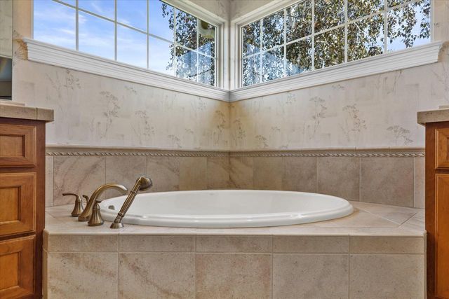 W358N6658 Spring Hollow CIRCLE, Oconomowoc, WI 53066