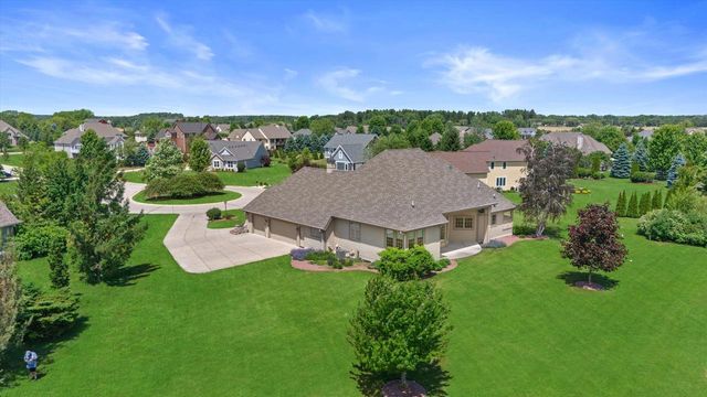 W358N6658 Spring Hollow CIRCLE, Oconomowoc, WI 53066