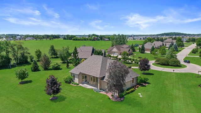 W358N6658 Spring Hollow CIRCLE, Oconomowoc, WI 53066