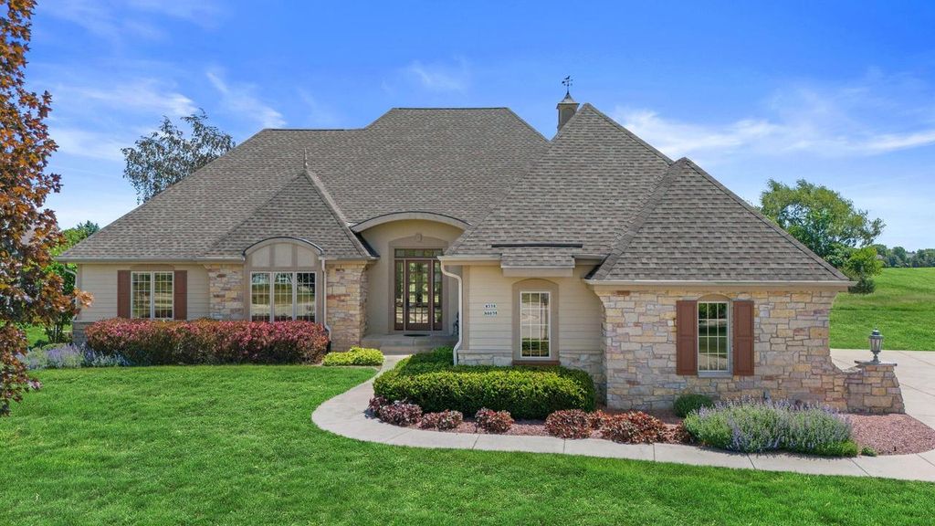 W358N6658 Spring Hollow CIRCLE, Oconomowoc, WI 53066