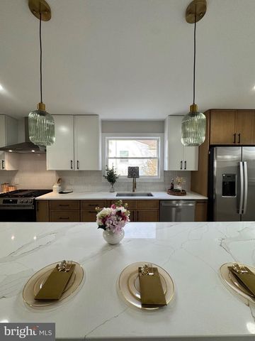 869 WHITMAN DR, Blackwood, NJ 08012