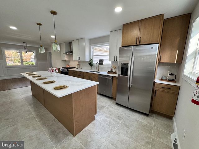 869 WHITMAN DR, Blackwood, NJ 08012