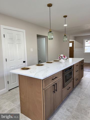 869 WHITMAN DR, Blackwood, NJ 08012