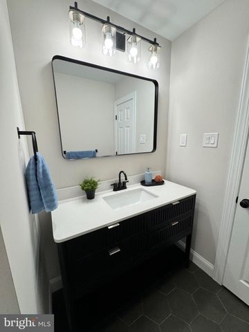 869 WHITMAN DR, Blackwood, NJ 08012