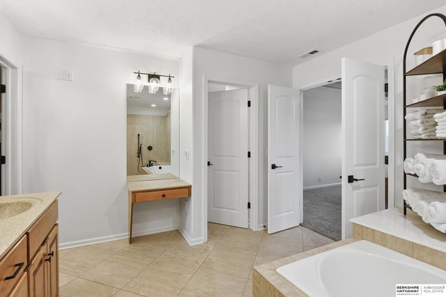 17001 Bondesson Parkway, Bennington, NE 68007