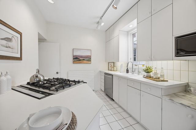 2205 Kenwood Parkway, Minneapolis, MN 55405