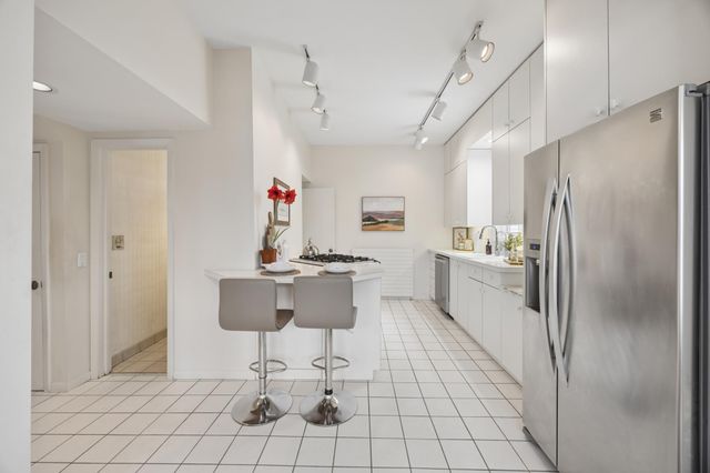 2205 Kenwood Parkway, Minneapolis, MN 55405