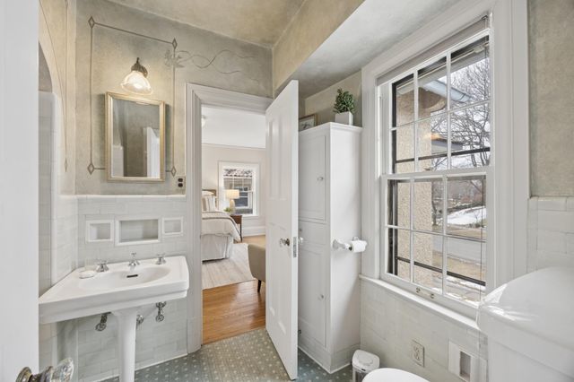 2205 Kenwood Parkway, Minneapolis, MN 55405