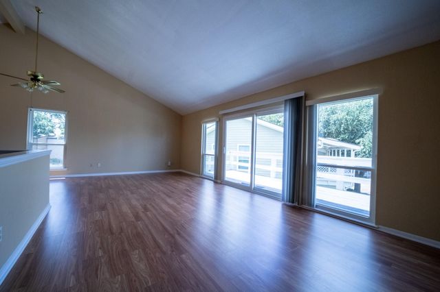 135 April Point Drive N, Montgomery, TX 77356