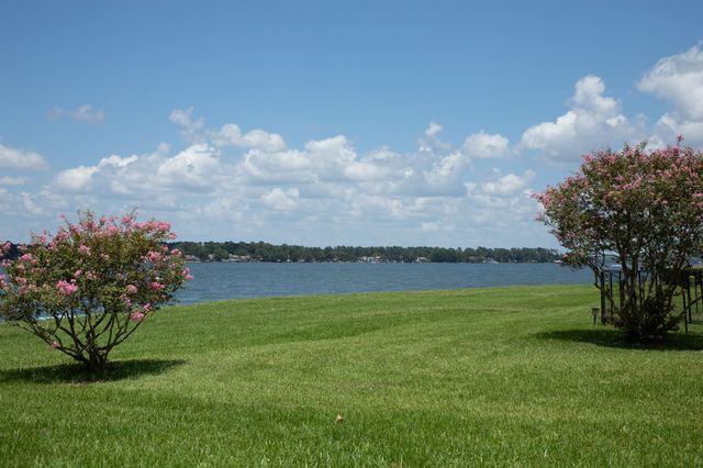 135 April Point Drive N, Montgomery, TX 77356