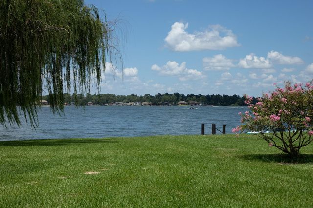 135 April Point Drive N, Montgomery, TX 77356