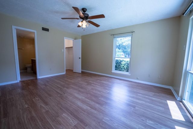 135 April Point Drive N, Montgomery, TX 77356