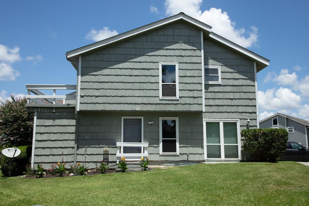 135 April Point Drive N, Montgomery, TX 77356
