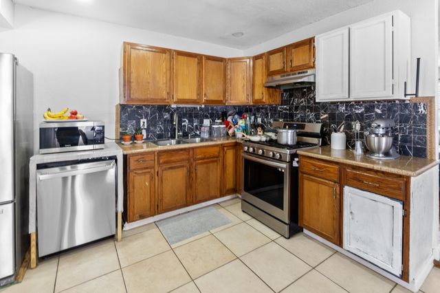 401 E Davis Avenue, Alvarado, TX 76009