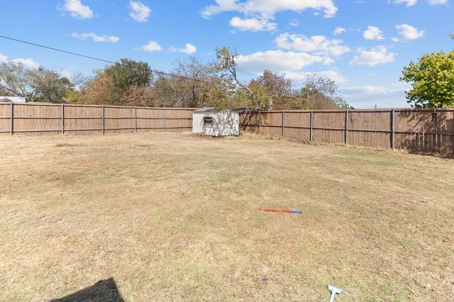 401 E Davis Avenue, Alvarado, TX 76009