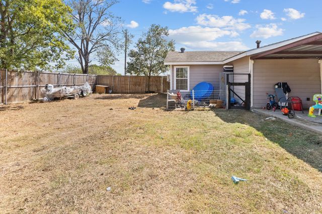 401 E Davis Avenue, Alvarado, TX 76009