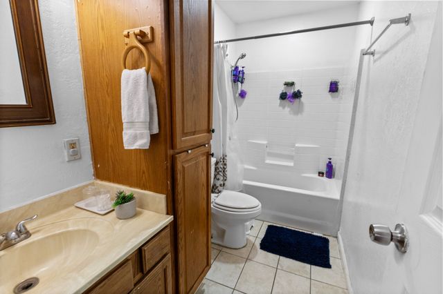 401 E Davis Avenue, Alvarado, TX 76009