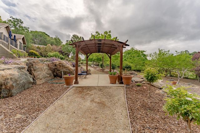 6435 Fairway Ct, Auburn, CA 95602