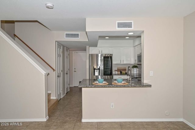 4805 E KACHINA Trail 10, Phoenix, AZ 85044